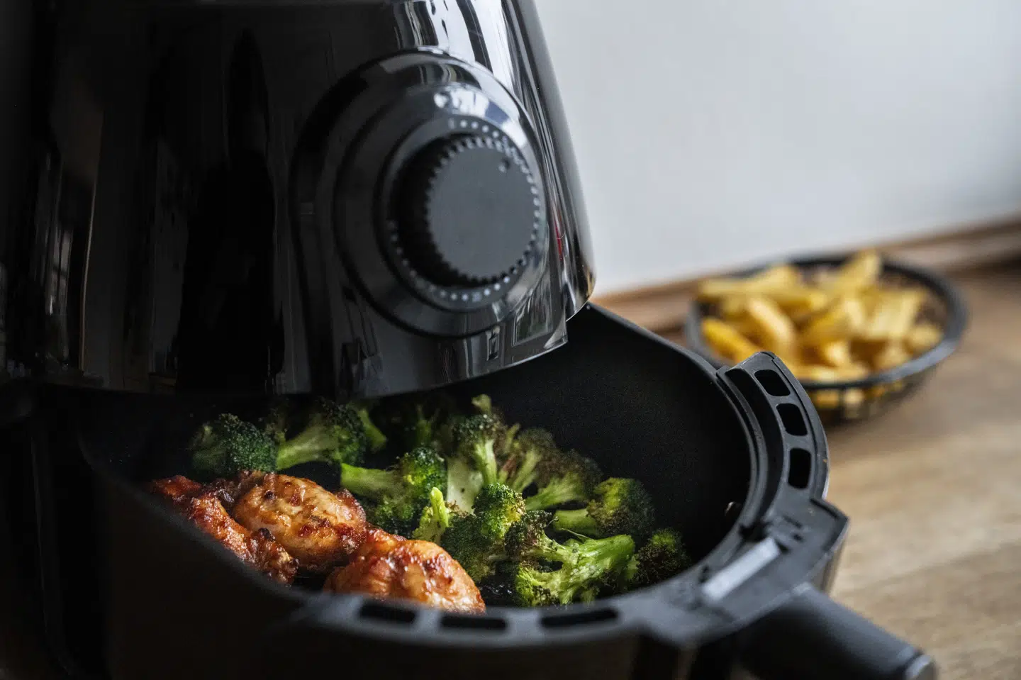 Den første Airfryer blev produceret og præsenteret af Philips i 2010. 15 år senere er ordet 'airfryer' kommet i Den Danske Ordbog. (Arkivfoto)