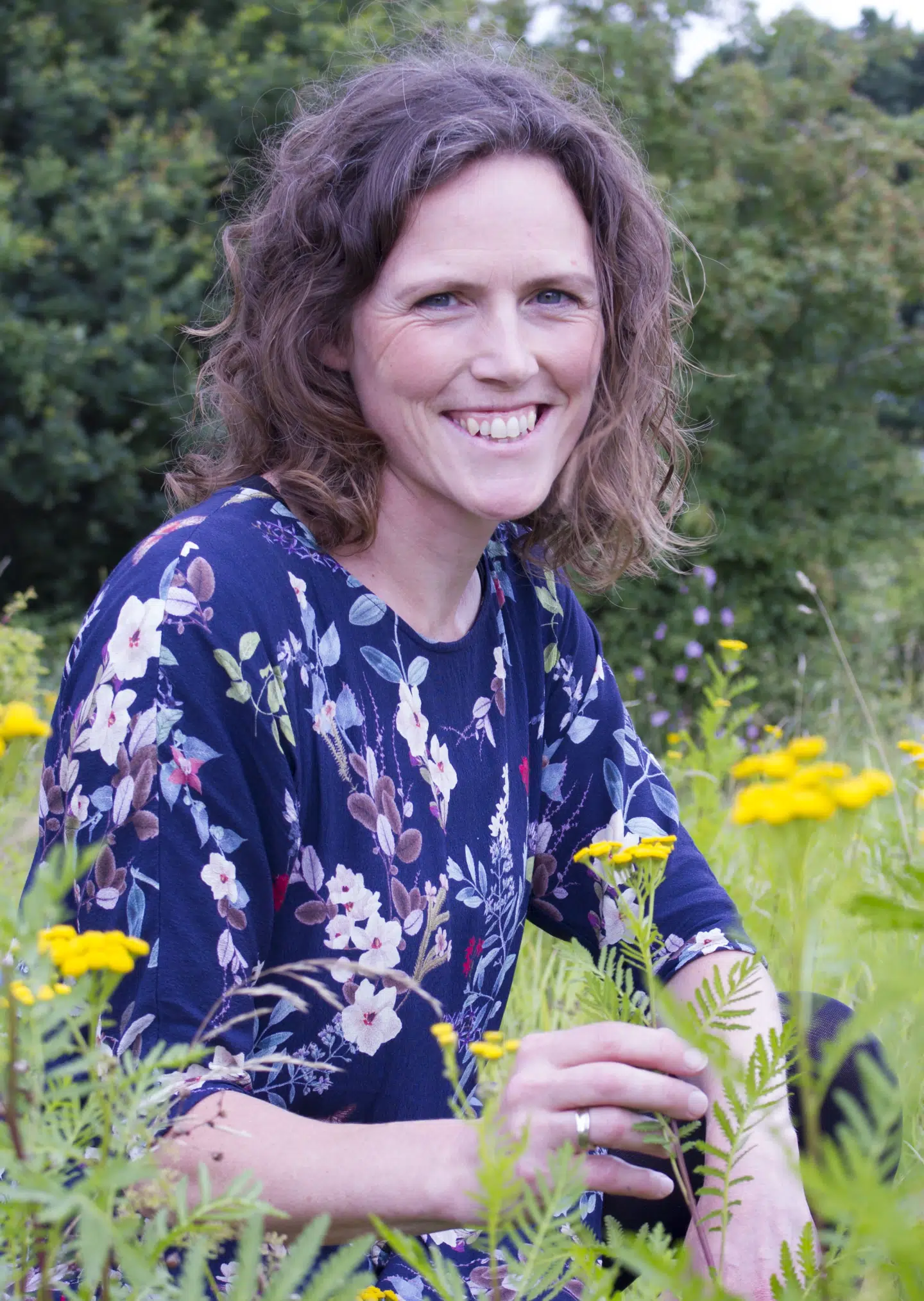 Der er brug for 162 milliarder kroner frem til 2050 for at vende udviklingen for naturen, siger Biodiversitetsrådets formand, Signe Normand, som er professor på Aarhus Universitet.
Hun peger på, at over 90 procent af de penge, som landbrug, fiskeri og skovbrug støttes med, skader biodiversiteten.