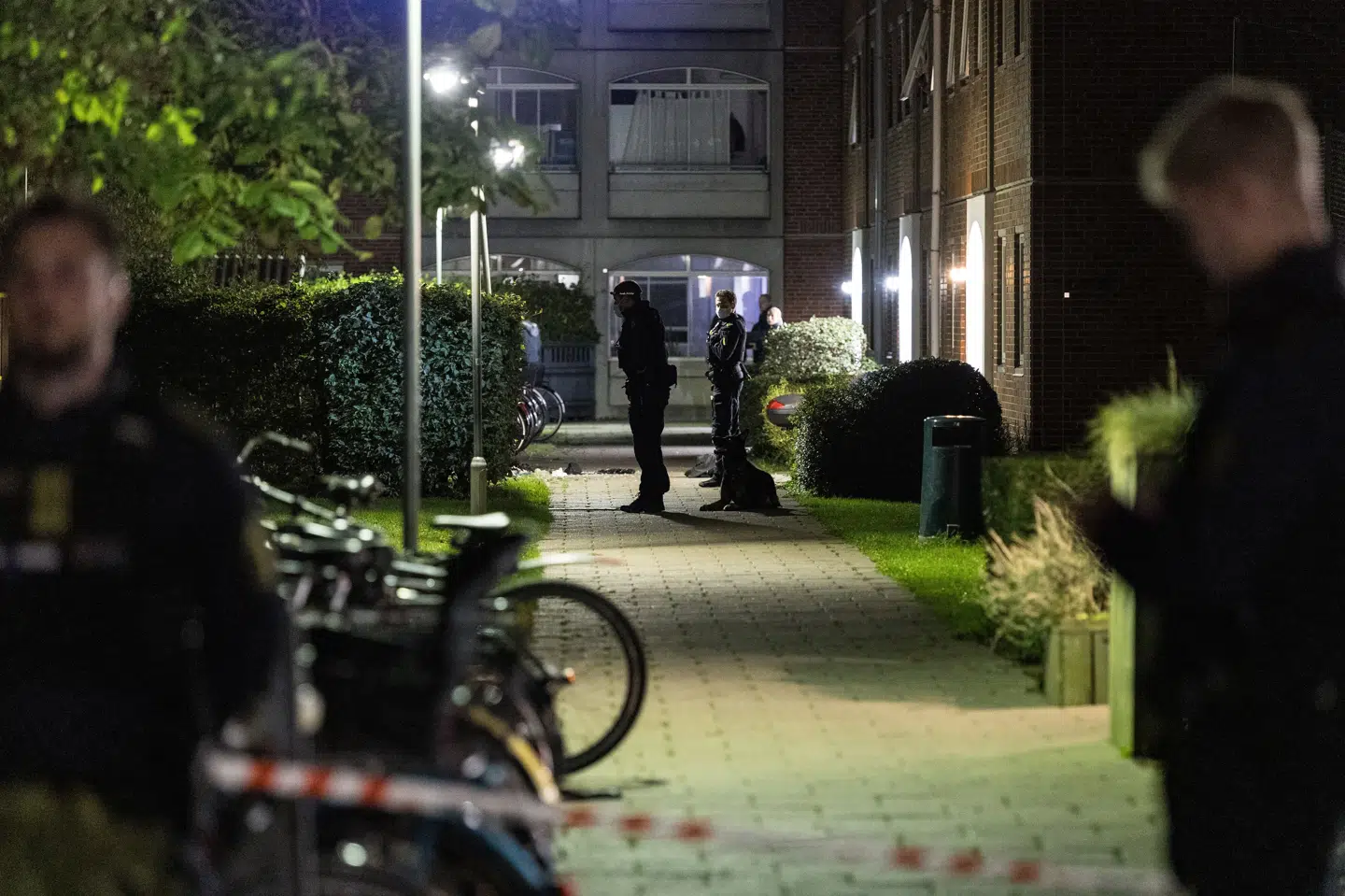 Københavns Politi har mistanke om, at en 22-årig mand skulle slås ihjel, da han blev ramt af skud på åben gade i Holmbladsgade på Amager den 22. september. Her ses politiet på gerningsstedet efter skyderiet.