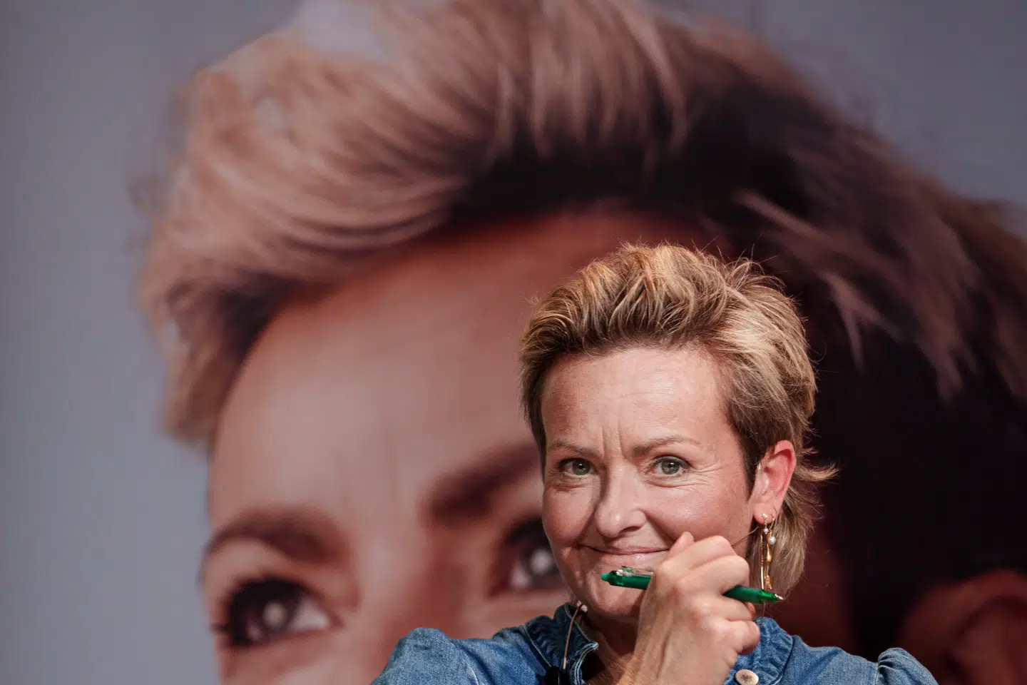 Pernille Rosenkrantz-Theil går i valgkampens slutspurgt hårdt til angreb på de forslag, SF og Enhedslisten har til at skaffe flere boliger. De er helt urealistiske, mener den socialdemokratisk spidskandidat.