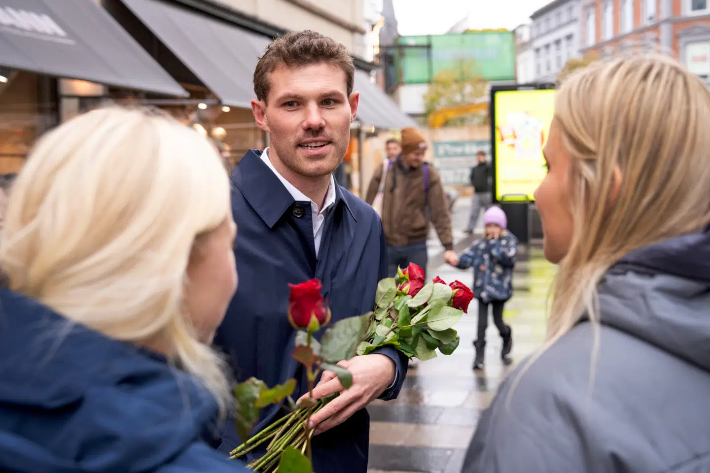Borgmester i Aarhus, Anders Winnerskjold fra Socialdemokratiet, deler blandt andet roser ud på Strøget og holder talk med Helle Thorning-Schmidt som en del af sin valgkamp.