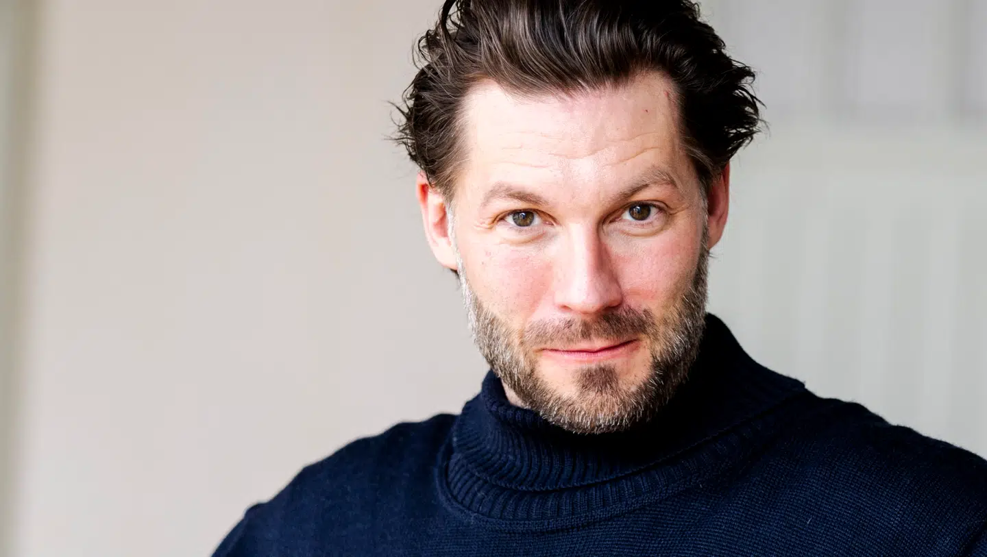 Skuespiller Simon Stenspil skal i retten engang i november. Han er blevet tiltalt i en bedragerisag.