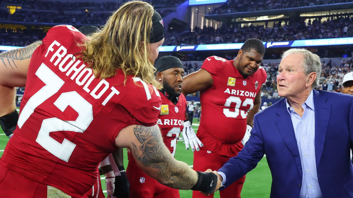 Hjalte Froholdt hilser på den tidligere præsident George W. Bush.