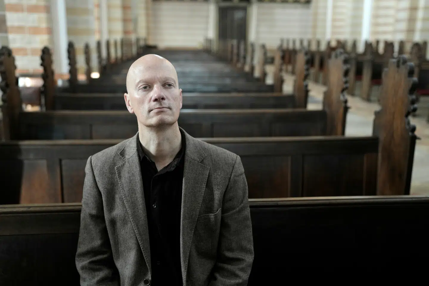 »Vi er dybt indlejrede i konkrete fællesskaber – familie, lokalsamfund, nation, religiøs menighed – og disse tilhørsforhold former vores moralske forpligtelser på afgørende vis,« skriver Kasper Støvring.