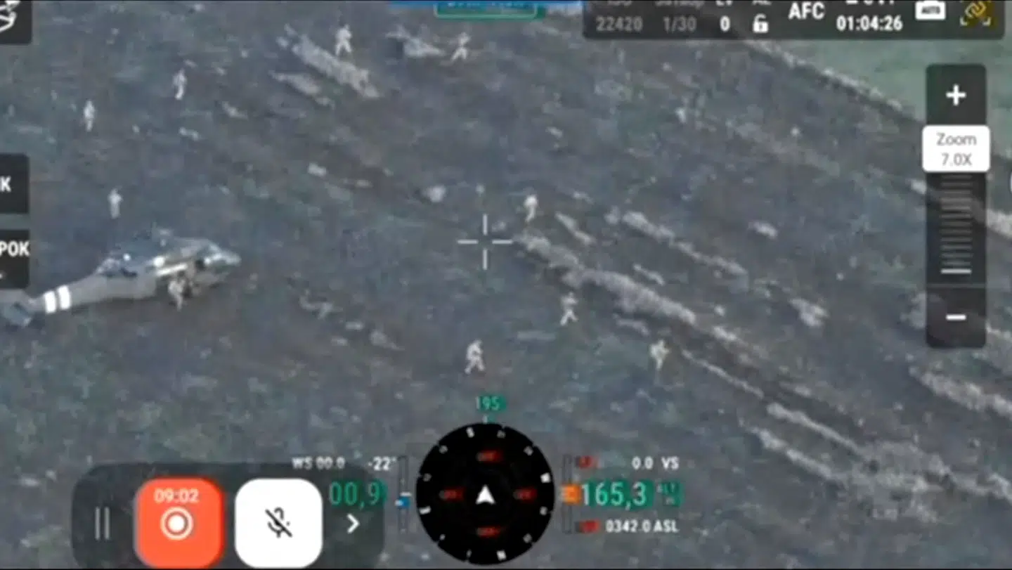 På billeder kan ukrainske specialstyrker ses spæne i ly, da de i sidste uge blev indsat bag russiske linjer.