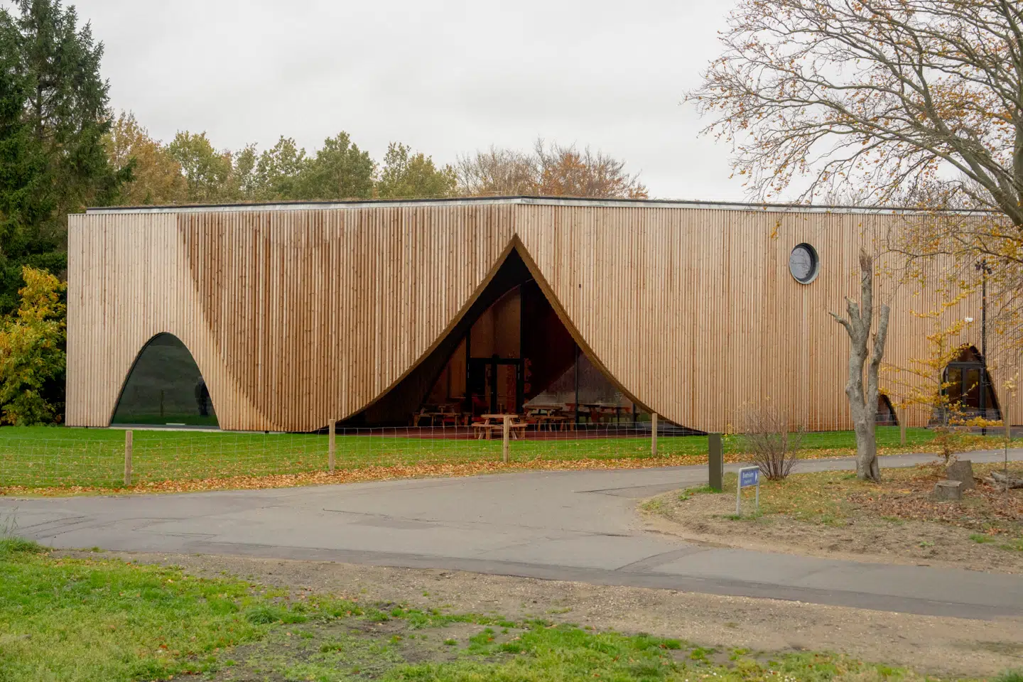 Et trætæppe, en elefantskulptur? Nej, ingen af delene. Ishøj Teater har fået en ny bygning, og den er fin.