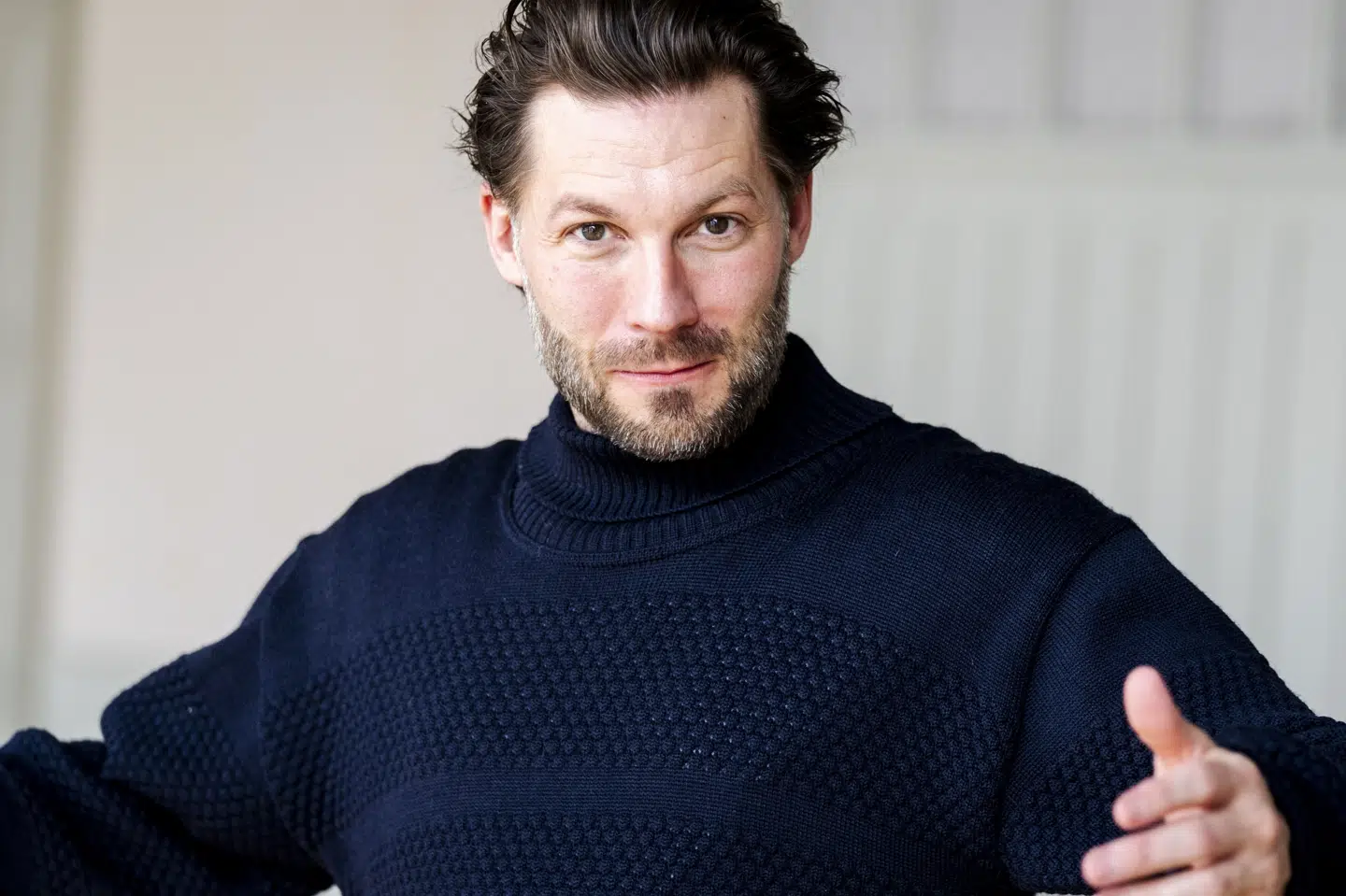 Skuespiller Simon Stenspil har blandt andet medvirket i tv-serien "Badehotellet", hvor han spillede rollen som Valter. Nu er han tiltalt i en straffesag om bedrageri. (Arkivfoto).