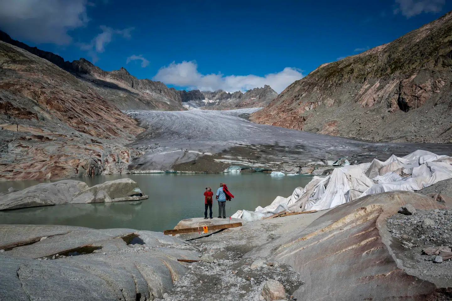 Klimaforandringerne er ikke længere teori, men håndgribelige – som her ved en hastigt svindende schweizisk gletsjer. Trods alvoren er verden præget af handlingslammelse.