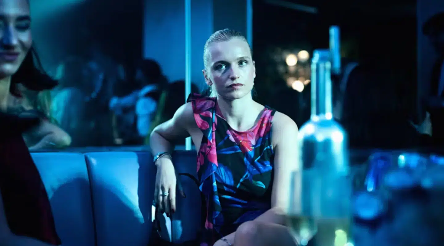 Clara Dessau spiller Tea i 'Legenden'.