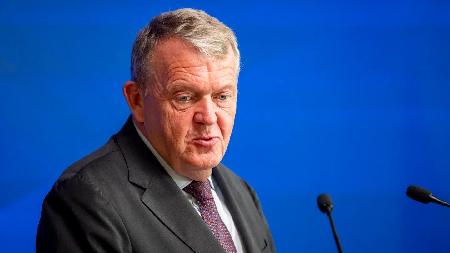 Udenrigsminister og formand for Moderaterne, Lars Løkke Rasmussen, må se tilslutningen til hans parti smuldre.