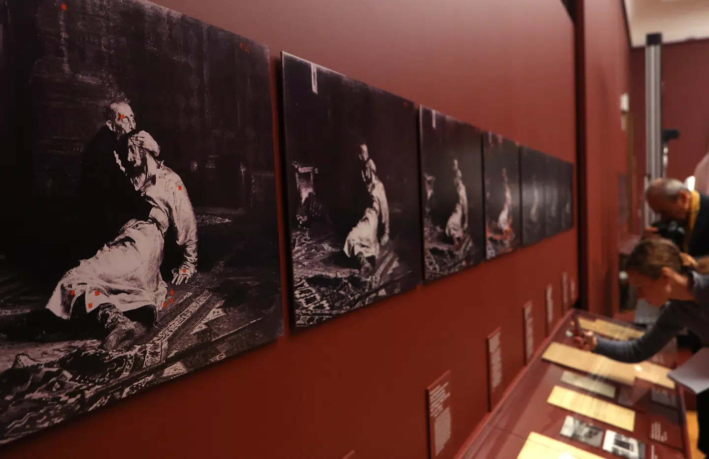 Foto af det verdensberømte maleri af Ilja Repin, som viser Ivan den Grusomme der omfavner sin døende søn. Foto: Maxim Shipenkov, Scanpix.