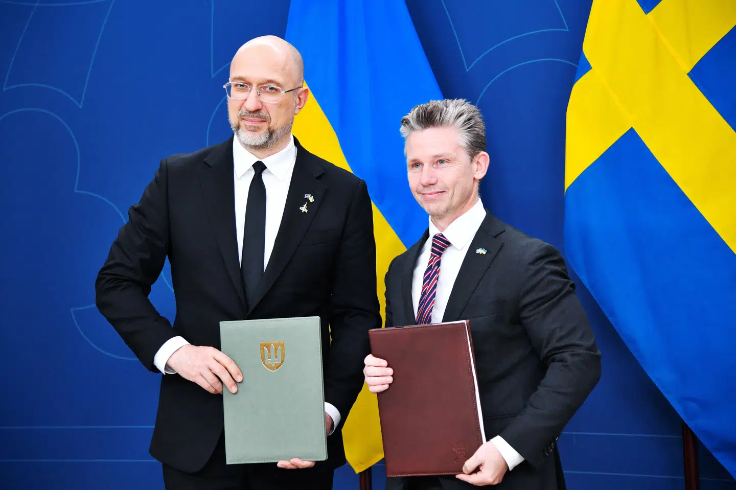 Ukraines forsvarsminister, Denys Shmyhal, og Sveriges forsvarsminister, Pål Jonson, poserer efter at have underskrevet en hensigtserklæring i Stockholm.