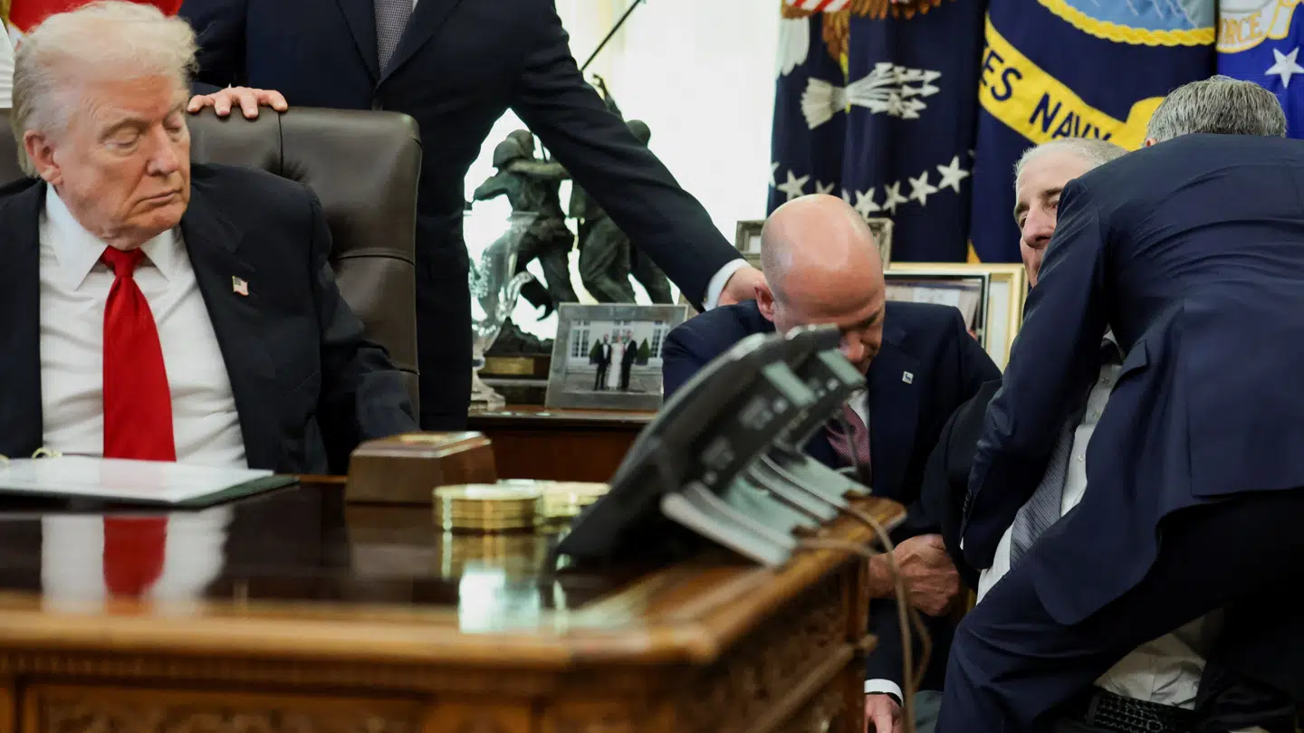 Pressemødet gik ellers efter planen, indtil en mand pludselig faldt op.