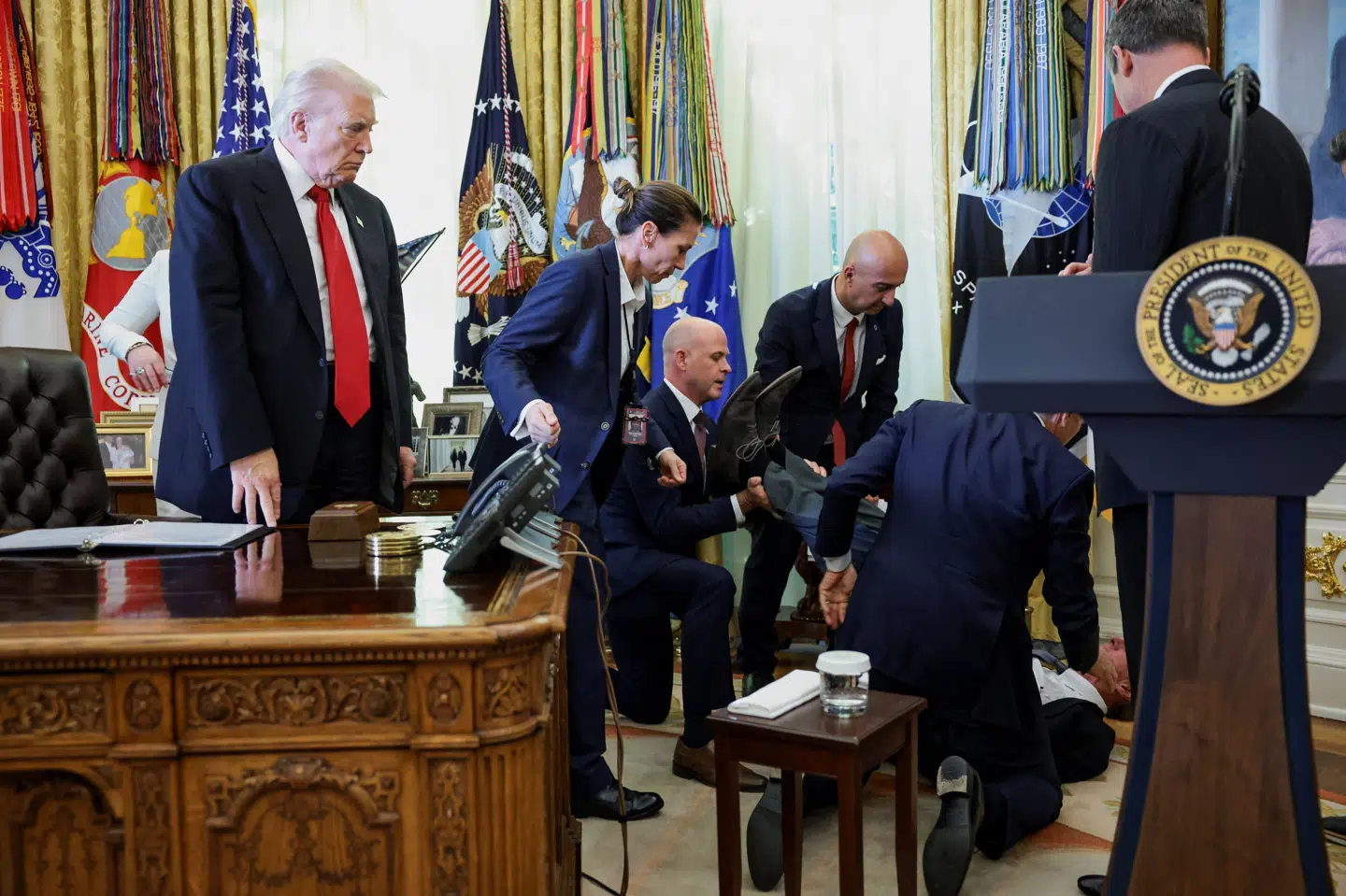 En repræsentant kollapsede torsdag under et pressemøde i Det Hvide Hus. Det er umiddelbart uklart, hvem vedkommende er, men det lader til, at der er tale om en repræsentant fra Eli Lilly.