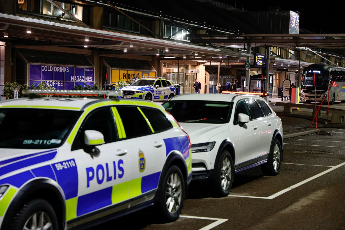 Politibiler ved den lukkede lufthavn i Göteborg.