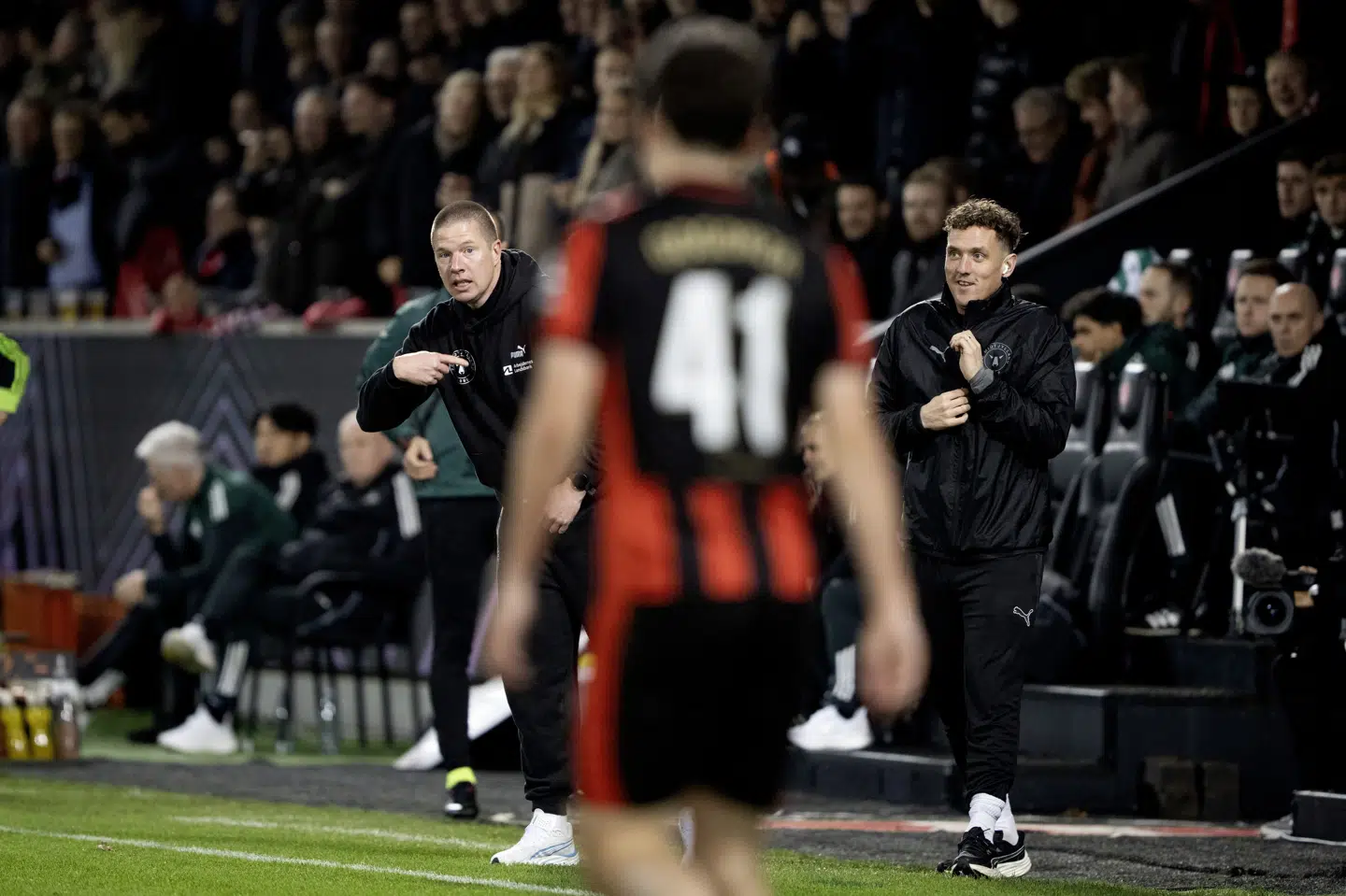 FC Midtjylland-træner Mike Tullberg råbte masser af dessiner ind til Mikel Gogorza (nummer 41) og de øvrige spillere, så han var helt hæs efter sejren over Celtic.