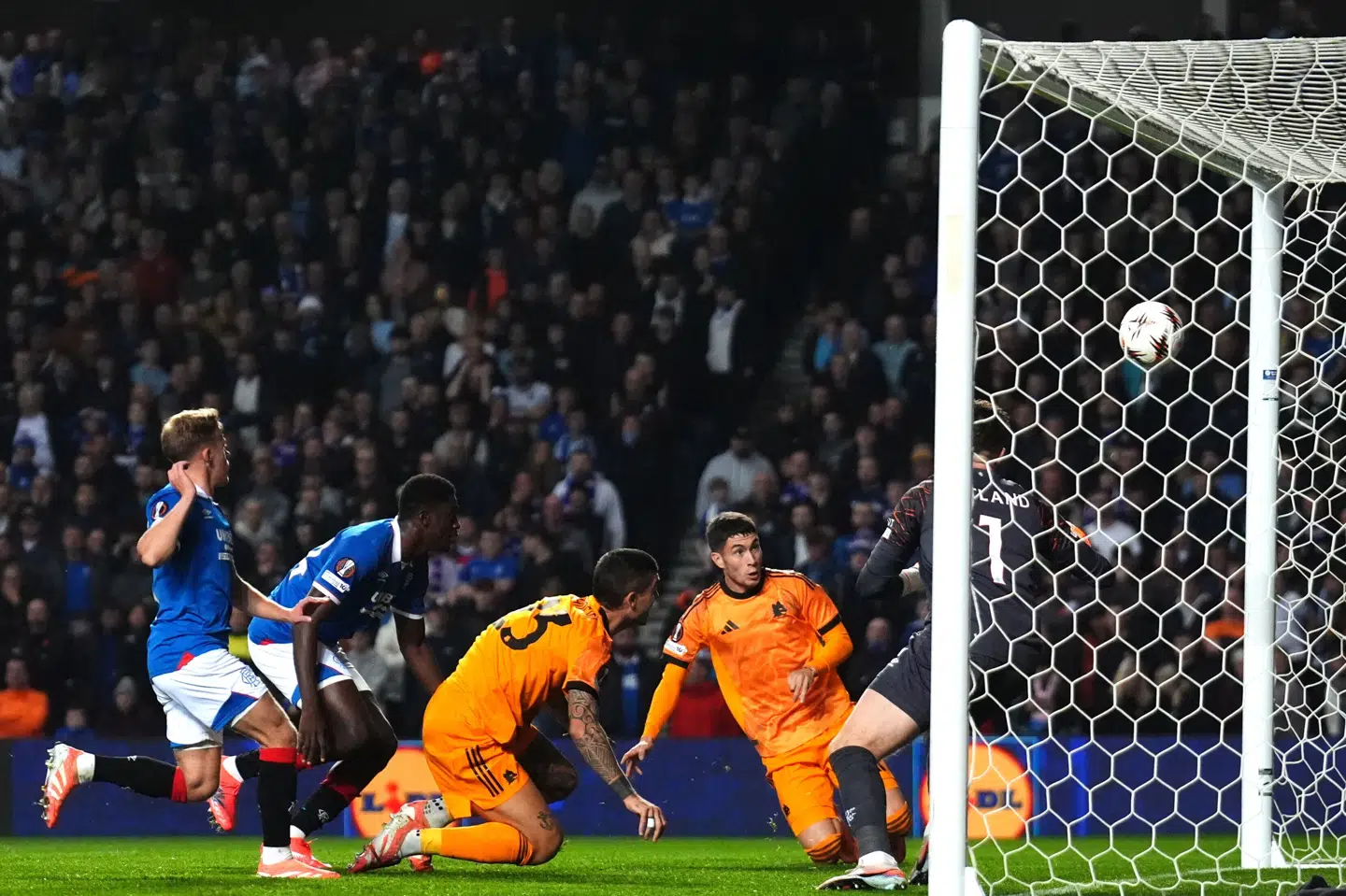 Matias Soulé får bagerst i billedet skubbet bolden over målstregen og gør det til 1-0 for Roma ude mod Rangers.