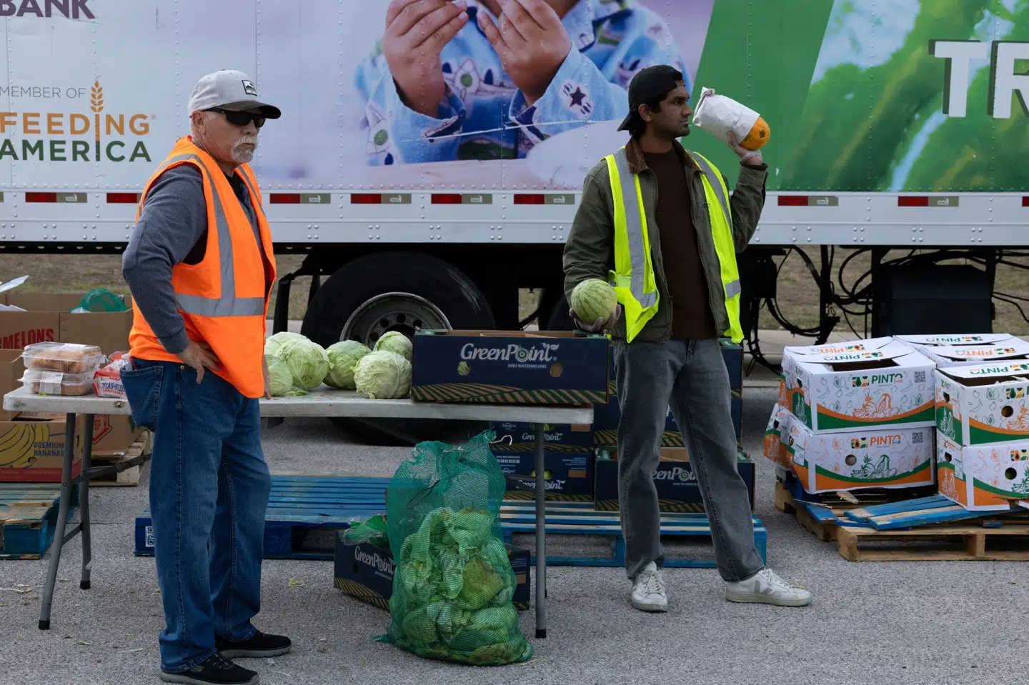 Frivillige uddeler fødevarer i Ceder Creek i Texas tidligere på ugen. En føderal dommer siger torsdag, at det vil forårsage uoprettelig skade, hvis ikke USA's regering finder fuld finansiering til fødevarehjælp. (Arkivfoto).
