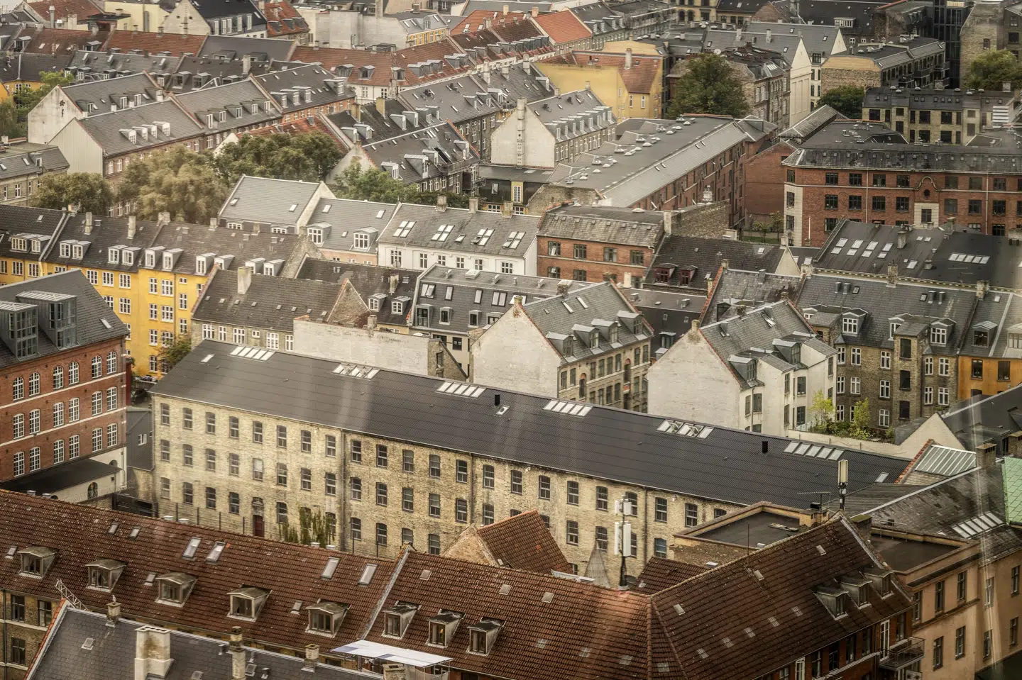 Lejligheder er steget i pris måned for måned i halvandet år. Hurtigst er det gået i København, hvor en lejlighed nu koster i gennemsnit knap 66.800 kroner per kvadratmeter. (Arkivfoto).