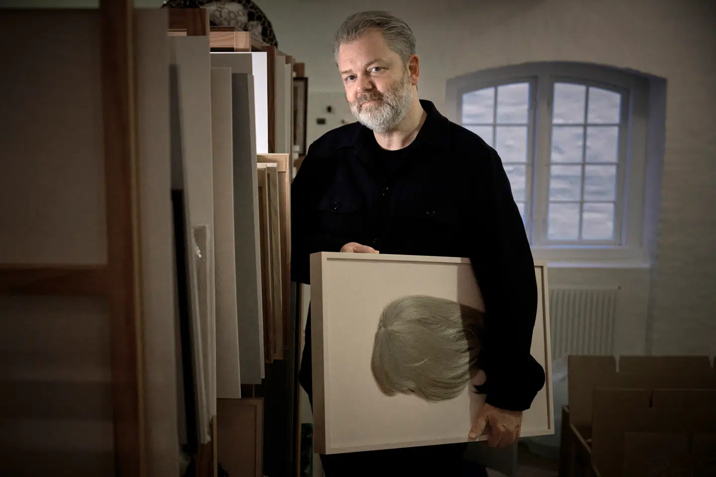 Direktør for Ny Carlsbergfondet, Michael Thouber, står klar med 600 kunstværker til de danske folkeskoler.