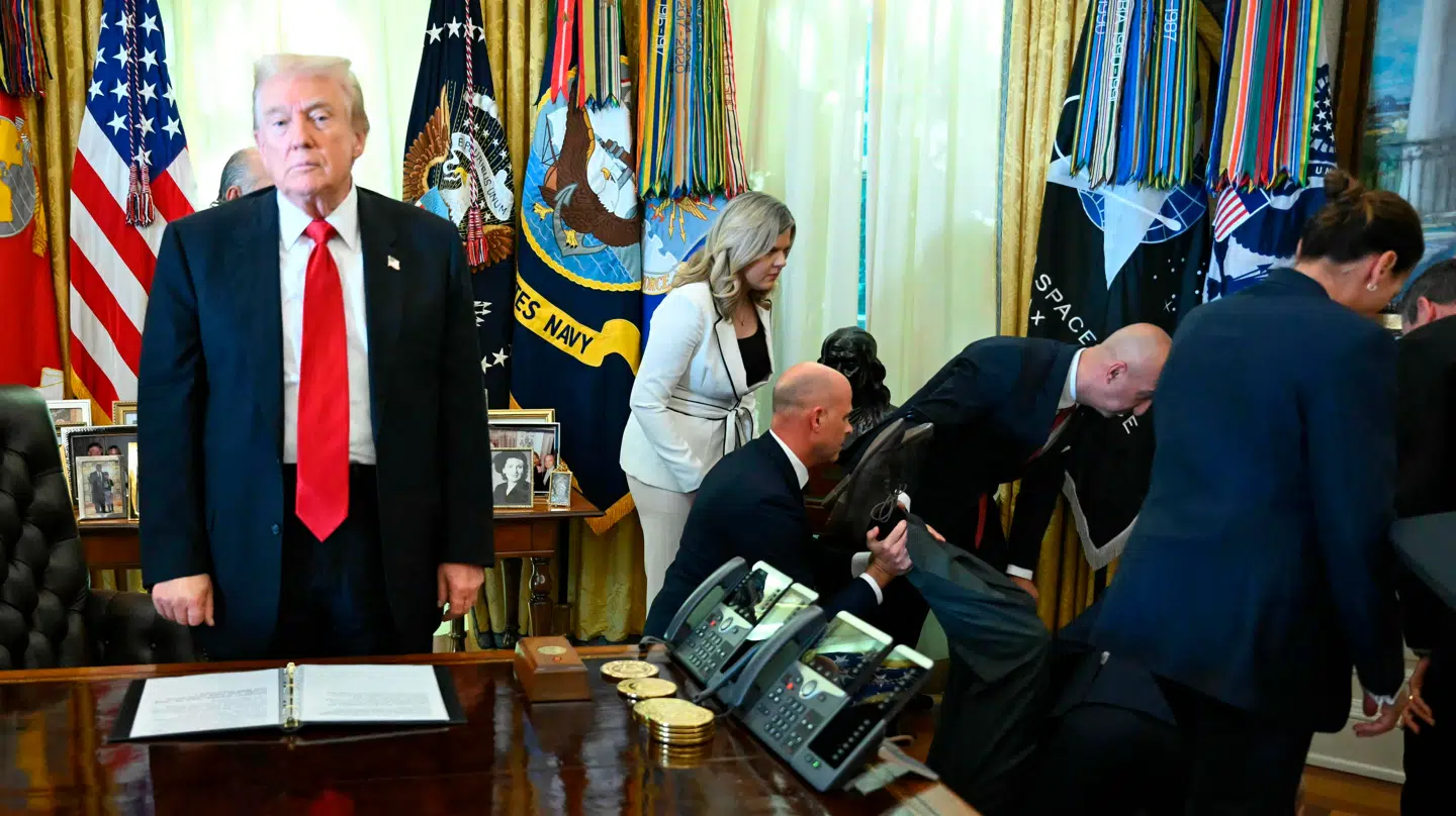 Det opsigtsvækkende billede af den kollapsede farma-topboss er gået viralt.