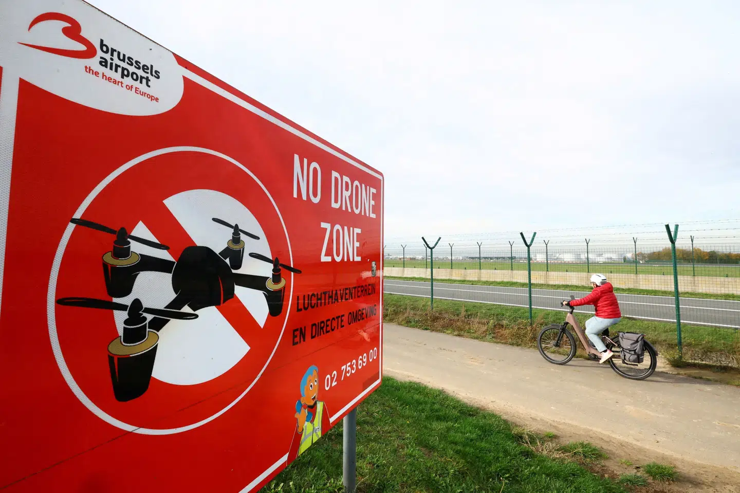 Ved lufthavnen i Bruxelles står det på skilte, at man ikke må flyve med drone. (Arkivfoto).