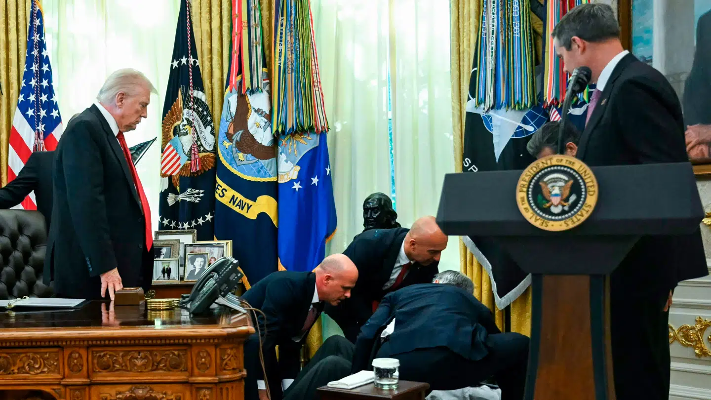 Du kan se et klippet, hvor manden kollapser nederst i artiklen.