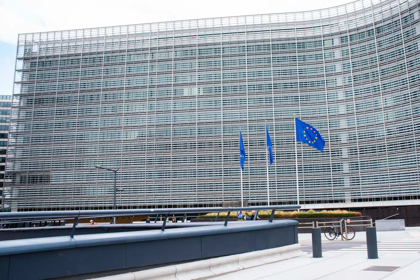 I august 2024 indførte de 27 EU-lande verdens skrappeste regulering af kunstig intelligens. Nu lægges der op til at slække lidt på den ved at give lidt tid, før der falder bøder.