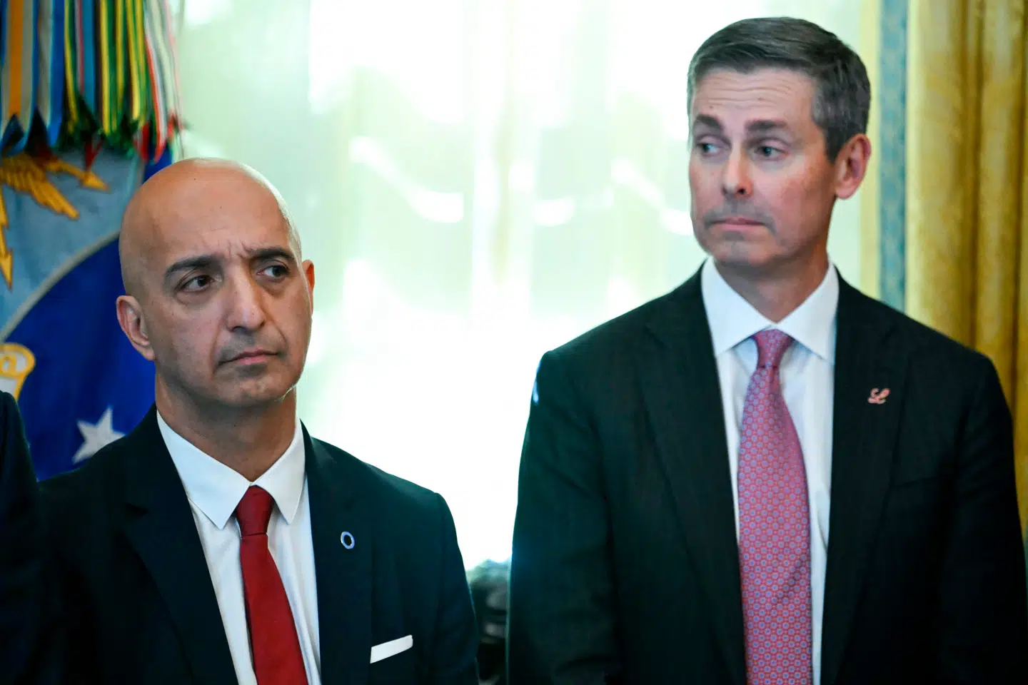 Novo Nordisks topchef, Mike Doustdar (tv.), og David Ricks, topchef og bestyrelsesformand hos konkurrenten Eli Lilly, er begge ramt af massive prisfald på vægttabsmedicin. Men konsekvenserne er helt forskellige. Her lytter de til præsident Donald Trumps tale om priser på vægttabsmedicin i Det Ovale Kontor i Det Hvide Hus i november sidste år.