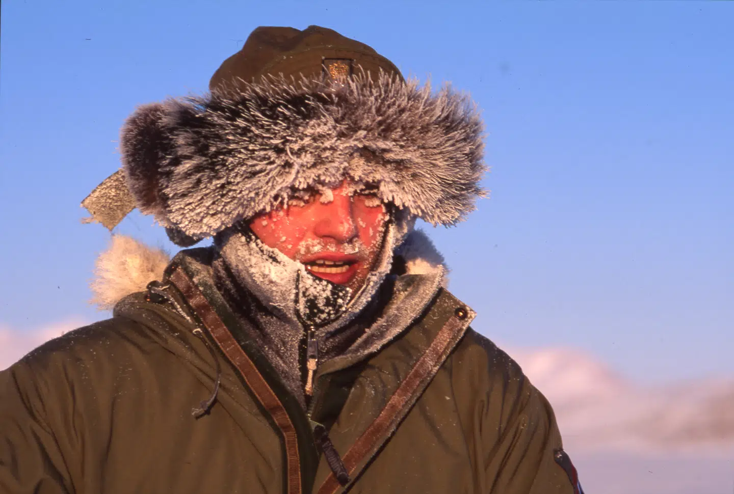 Tidligere officer i Slædepatruljen Sirius Anders Ibsen er aktuel med en krimiroman fra Nordøstgrønland.