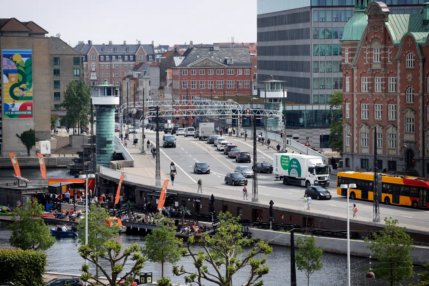 Knippelsbro, der forbinder Slotsholmen med Christianshavn, blev indviet 17. december 1937.
