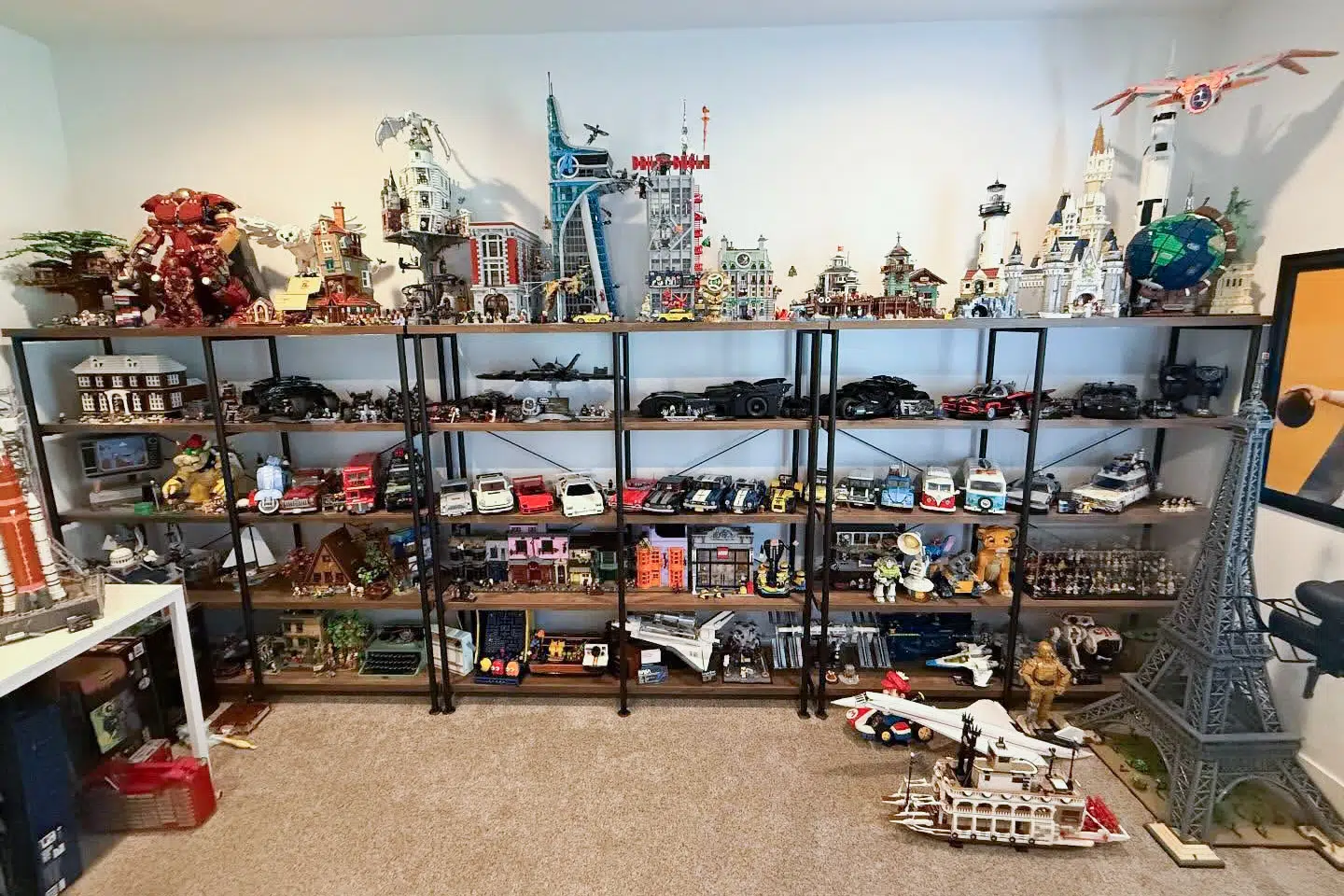 LEGO-samlinger fylder meget. Derfor ser flere sig nødsaget til at bygge nye rum til alle deres klodser. Her ser vi samleren Steve Isoms LEGO-rum.