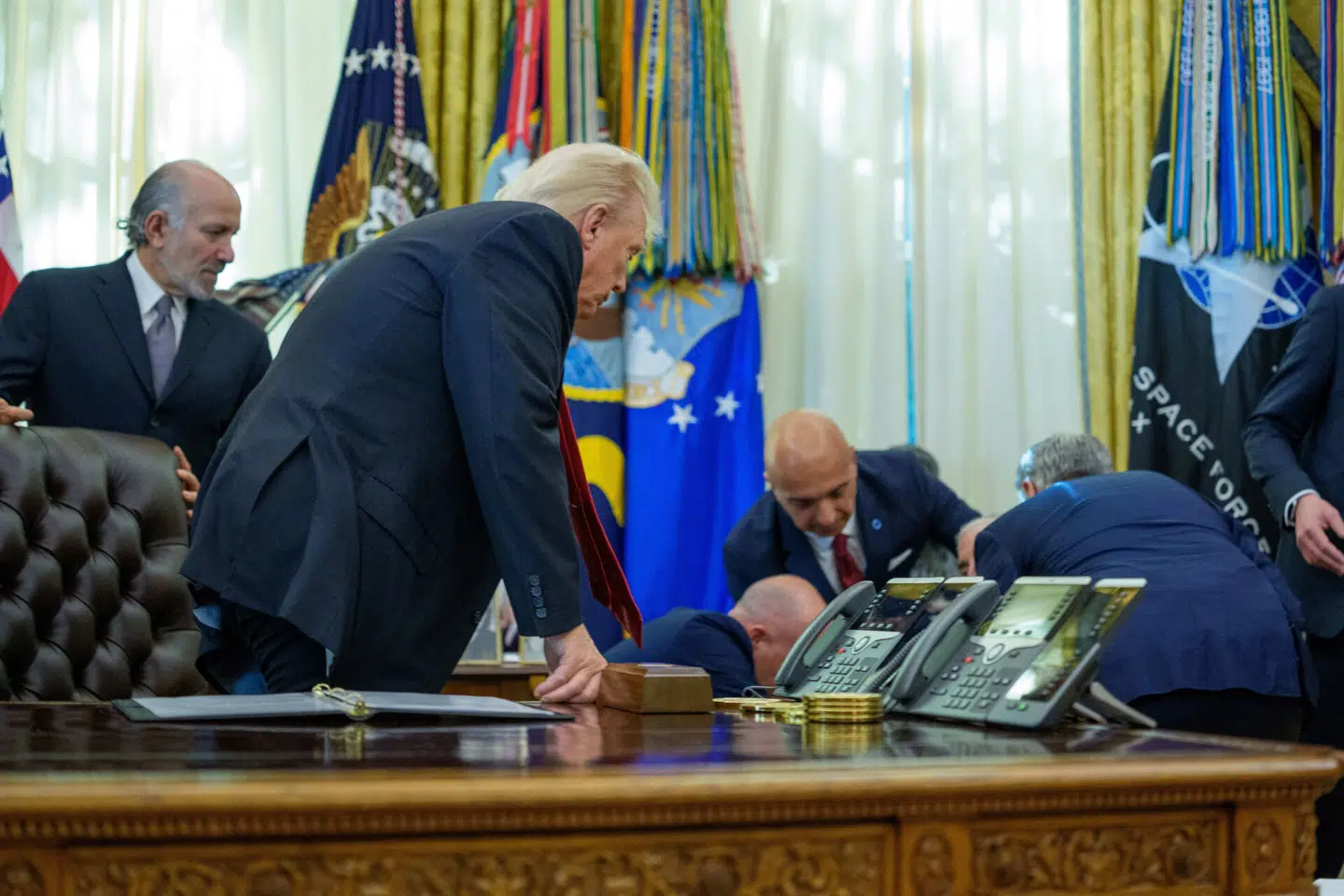 Dramatiske scener under gårsdagens pressemøde i Det Ovale Værelse, da Novos amerikanske CEO pludselig fik et ildebefindende. Foto: Aaron Schwartz, Scanpix.