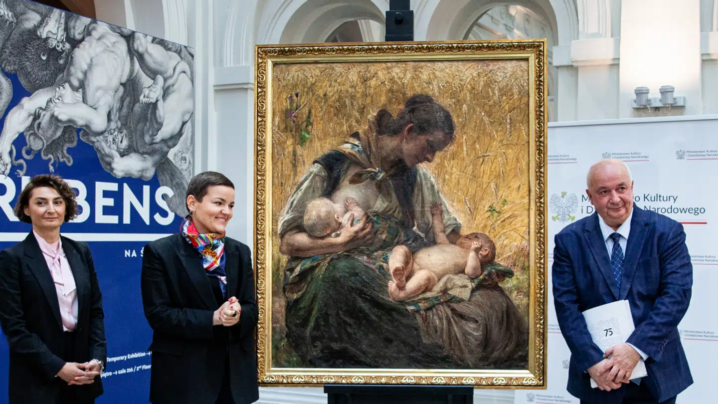 Den polske kulturminister Marta Cienkowska (ved siden af maleriet til venstre) ses her ved tilbageleveringen.