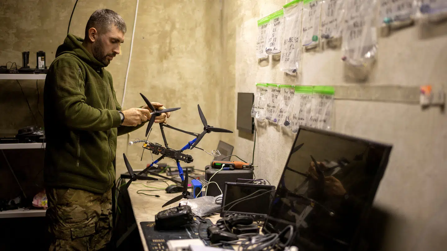 En ukrainsk soldat i gang med en drone nær frontzonen ved Pokrovsk i det østlige Ukraine. Netop droner har ændret krigen i landet fuldstændigt, fortæller ekspert.