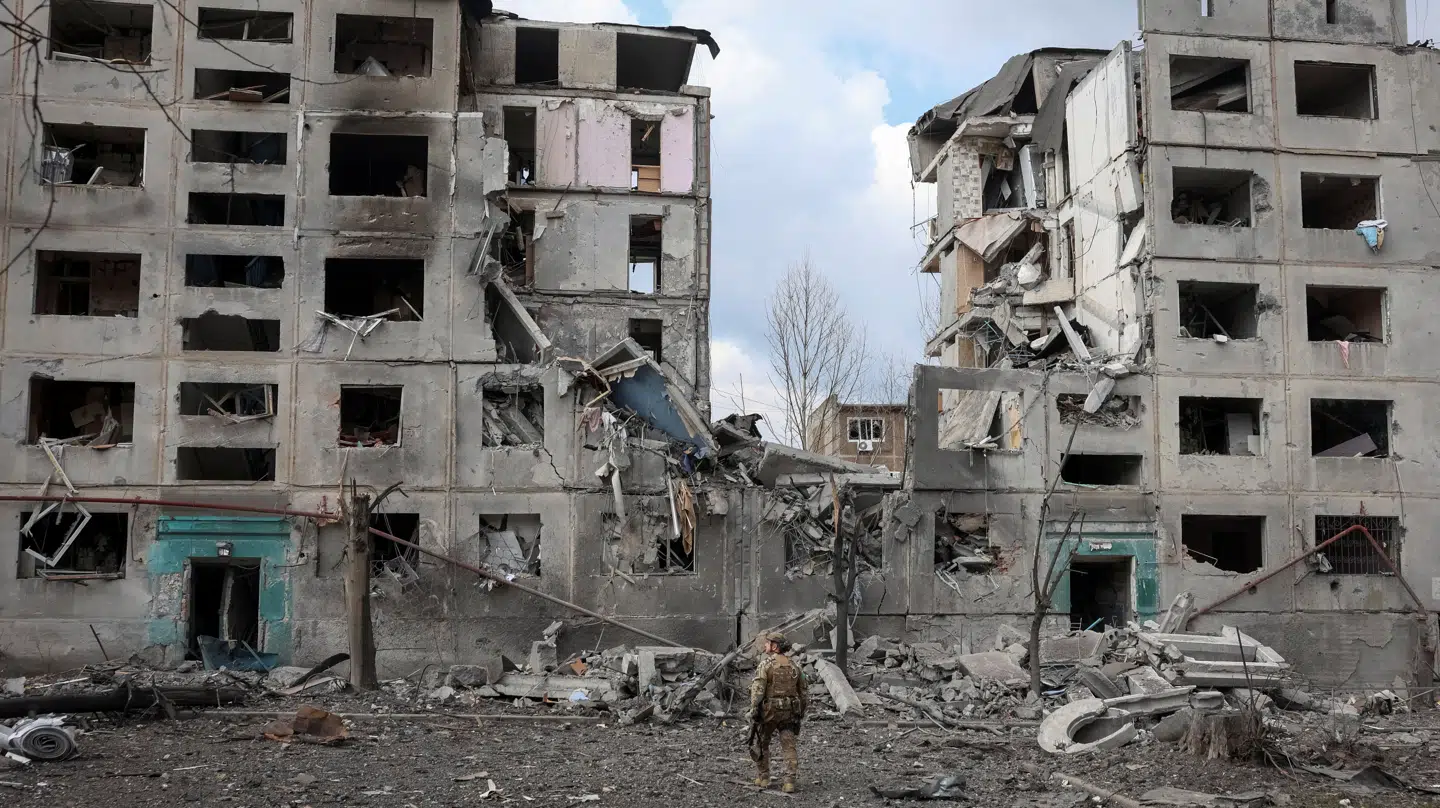 Kun helt små grupper har efterhånden succes langs frontzonen i Ukraine. Her ses en ukrainsk soldat i den sønderbombede by.