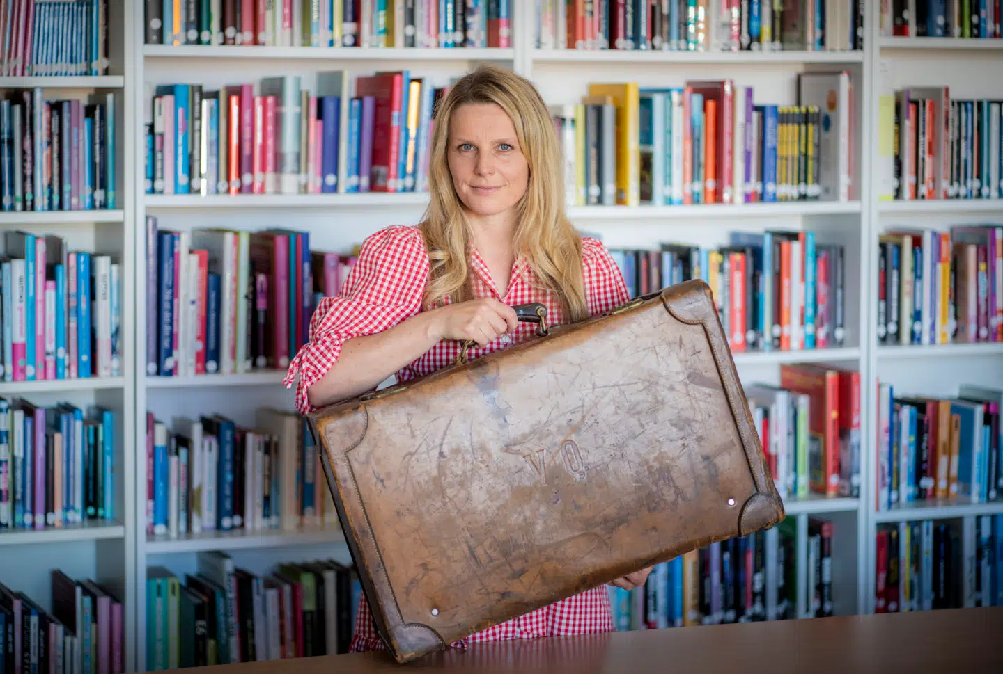 Trude Lorentzen med Quislings kuffert.