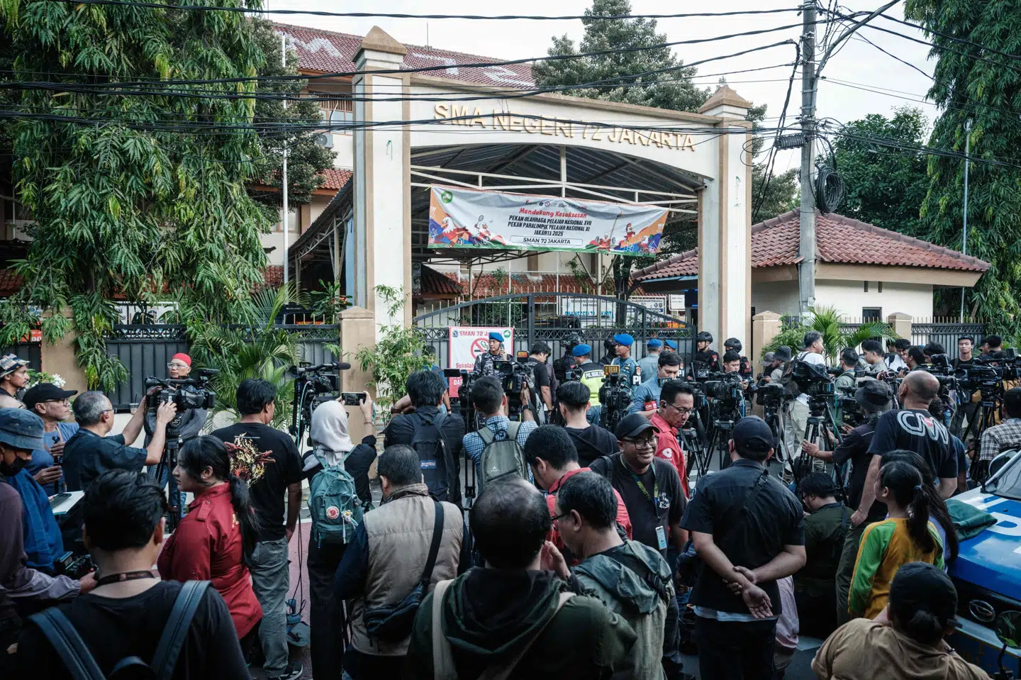 Journalister stimler sammen ved indgang til skole, hvor der fredag var en eksplosion i Jakarta.