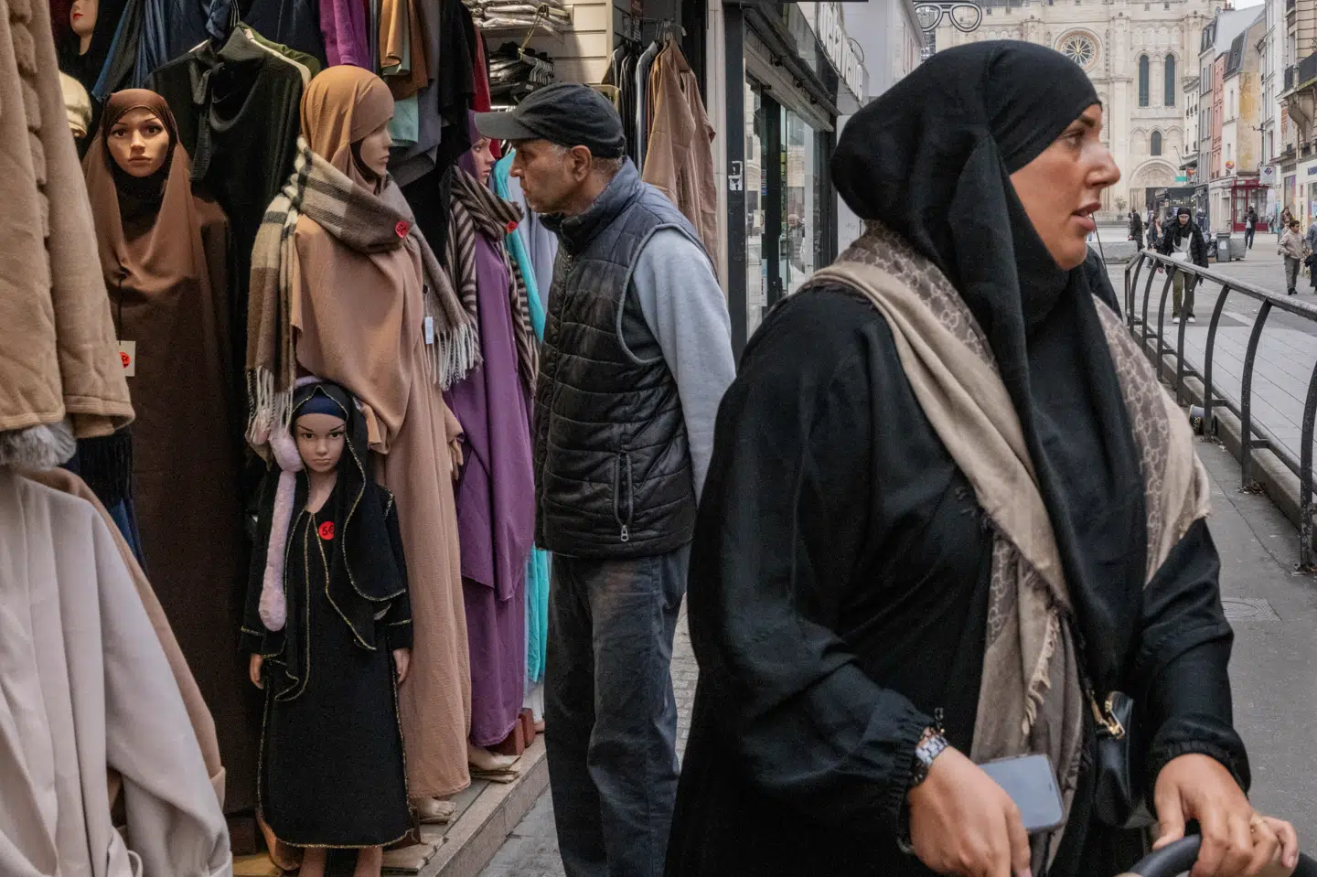 På Rue de la République i Saint-Denis, lige ved Basilique de Saint-Denis hvor Frankrigs konger ligger begravet, bliver der i dag solgt hijab's i de lokale tøj butikker.