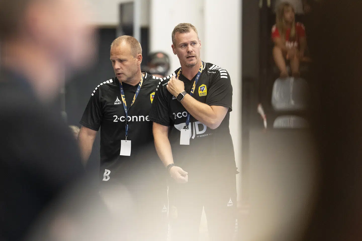 Ifølge Ikasts direktør Daniel Grønhøj har udviklingen under Søren Hansen (til højre) været skuffende. Derfor har man valgt at skille sig af med ham og givet ansvaret til den tidligere assistent Claus Mogensen. (til venstre).