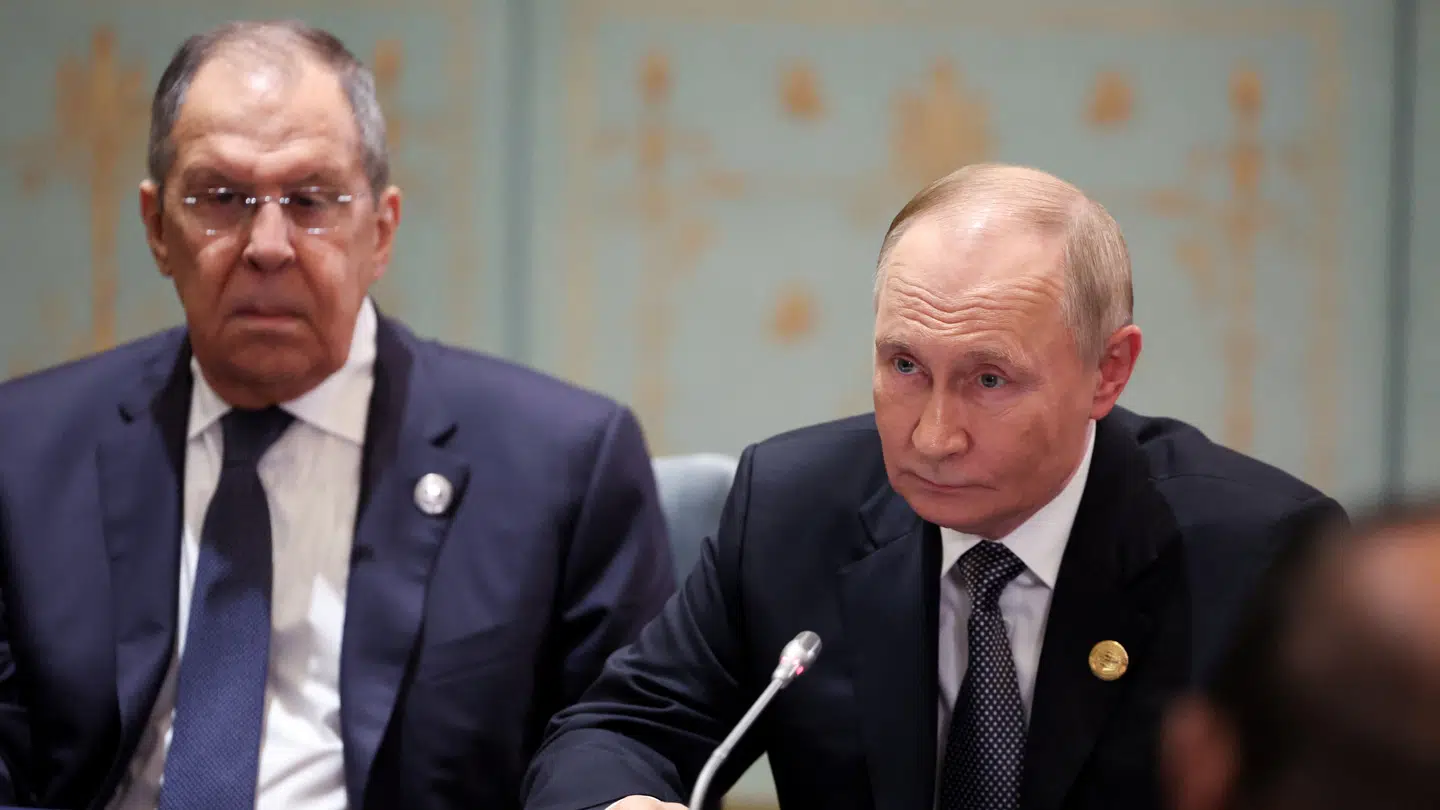 Ruslands udenrigsminister, Sergej Lavrov, med sin chef, Ruslands præsident, Vladimir Putin. Ifølge en række medier er Lavrov faldet i unåde hos Putin.