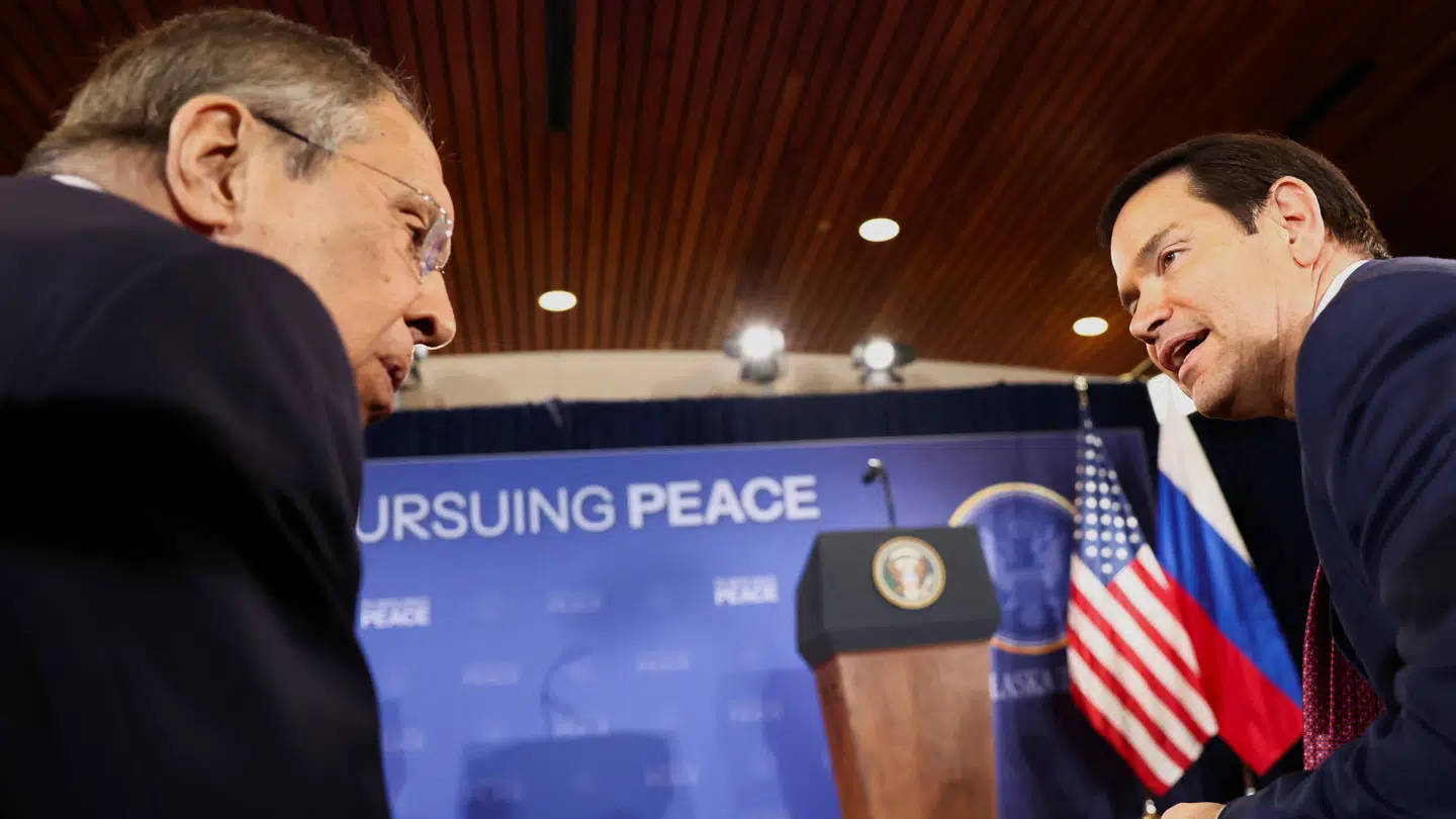 Sergej Lavrov med sin amerikanske kollega i Alaska tidligere på året.