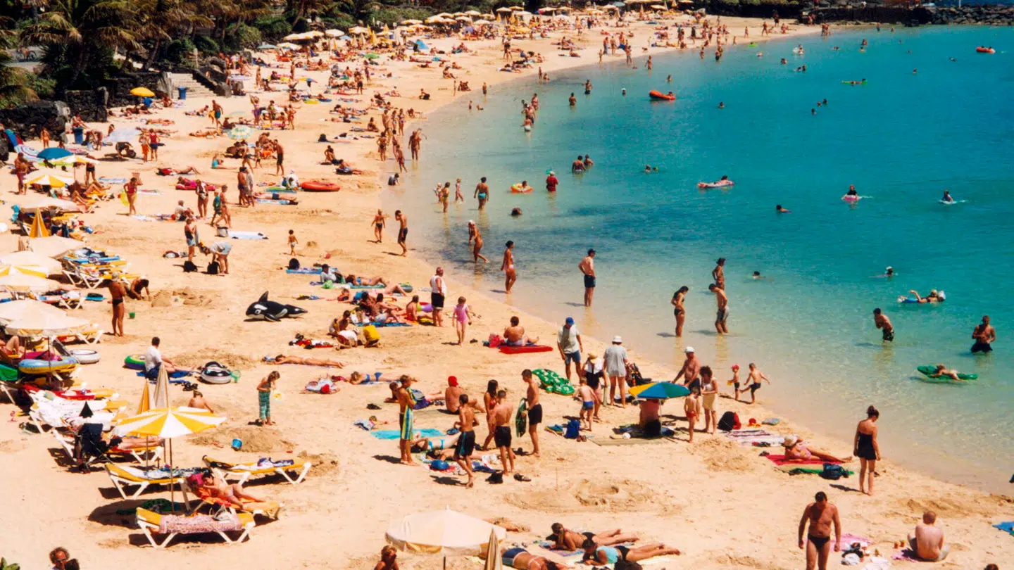 Arkivfoto af en strand på Lanzarote. Det er ikke på denne strand, at myndighederne har gjort et frygtet fund i vandet.