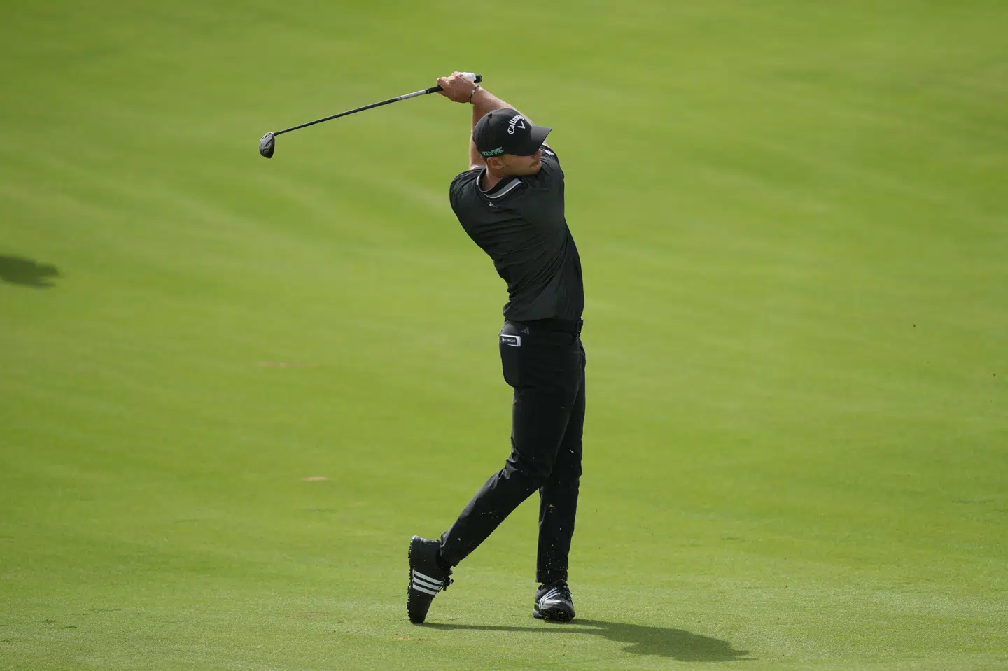 Nicolai Højgaards anden runde i Abu Dhabi var ikke helt lige så god som åbningsrunden, men han er fortsat med helt fremme i ørkenen.