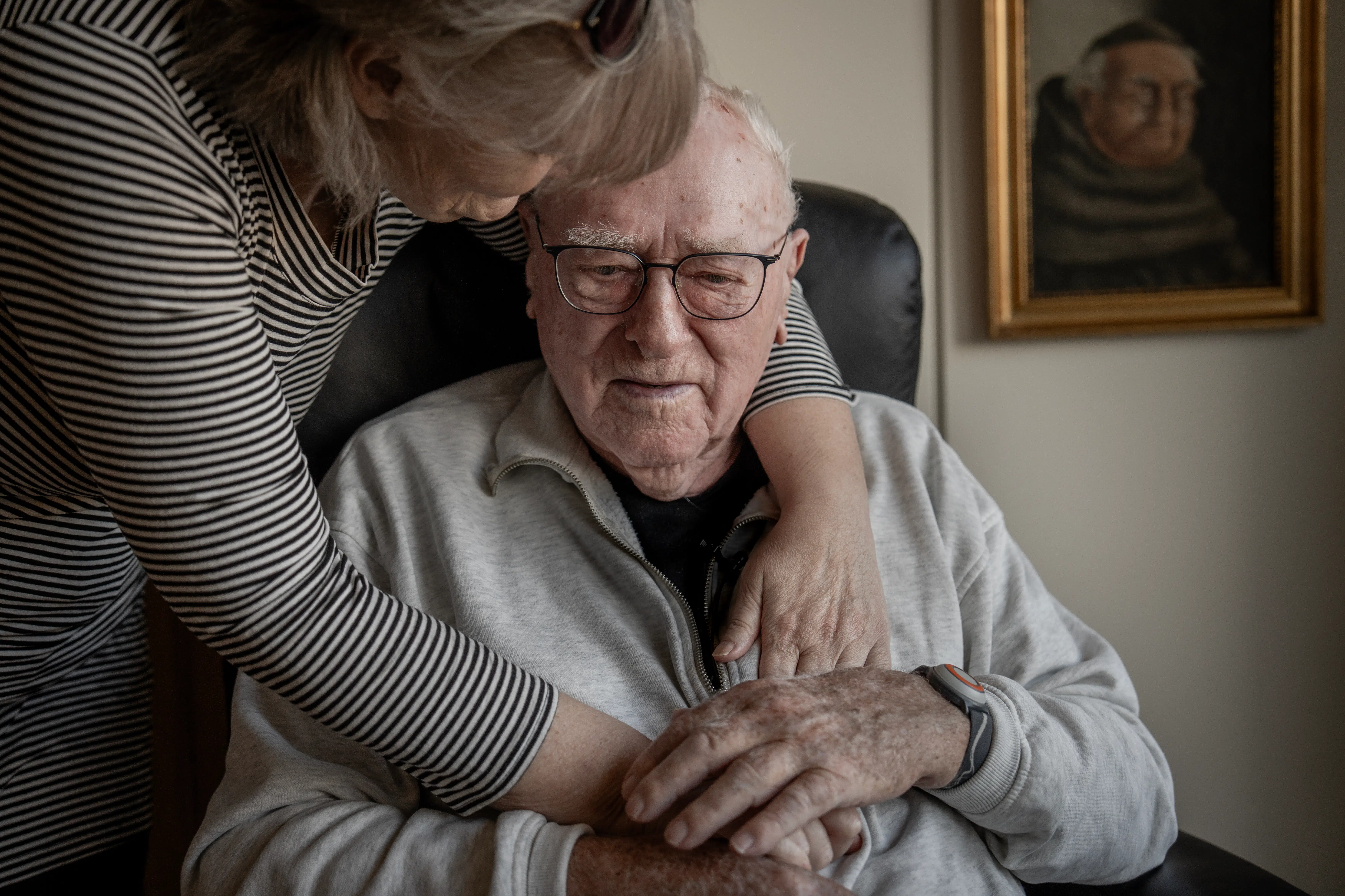 Hårde anklager mod plejehjem. 95-årige Preben lå efterladt på gulvet efter tre uger uden et bad