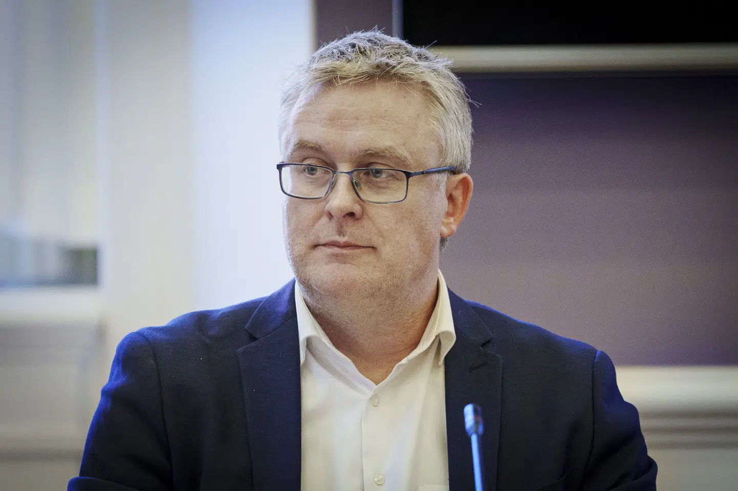 Minister for fødevarer, landbrug og fiskeri Jacob Jensen mener ikke, at forbud vil løse udfordringen med antibiotikaresistens. Han tror i stedet, at det vil skubbe dyreproduktion til andre lande, der ikke lever op til danske standarder. (Arkivfoto).