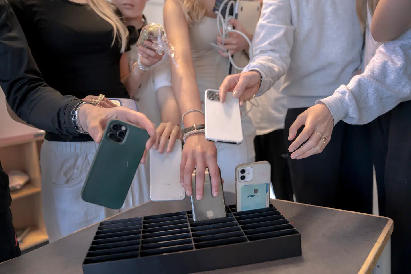 Forskerne kunne se, at det ulovlige fravær faldt – hvilket kan være med til at forklare, hvorfor eleverne begyndte at få mere udbytte af deres skolegang.