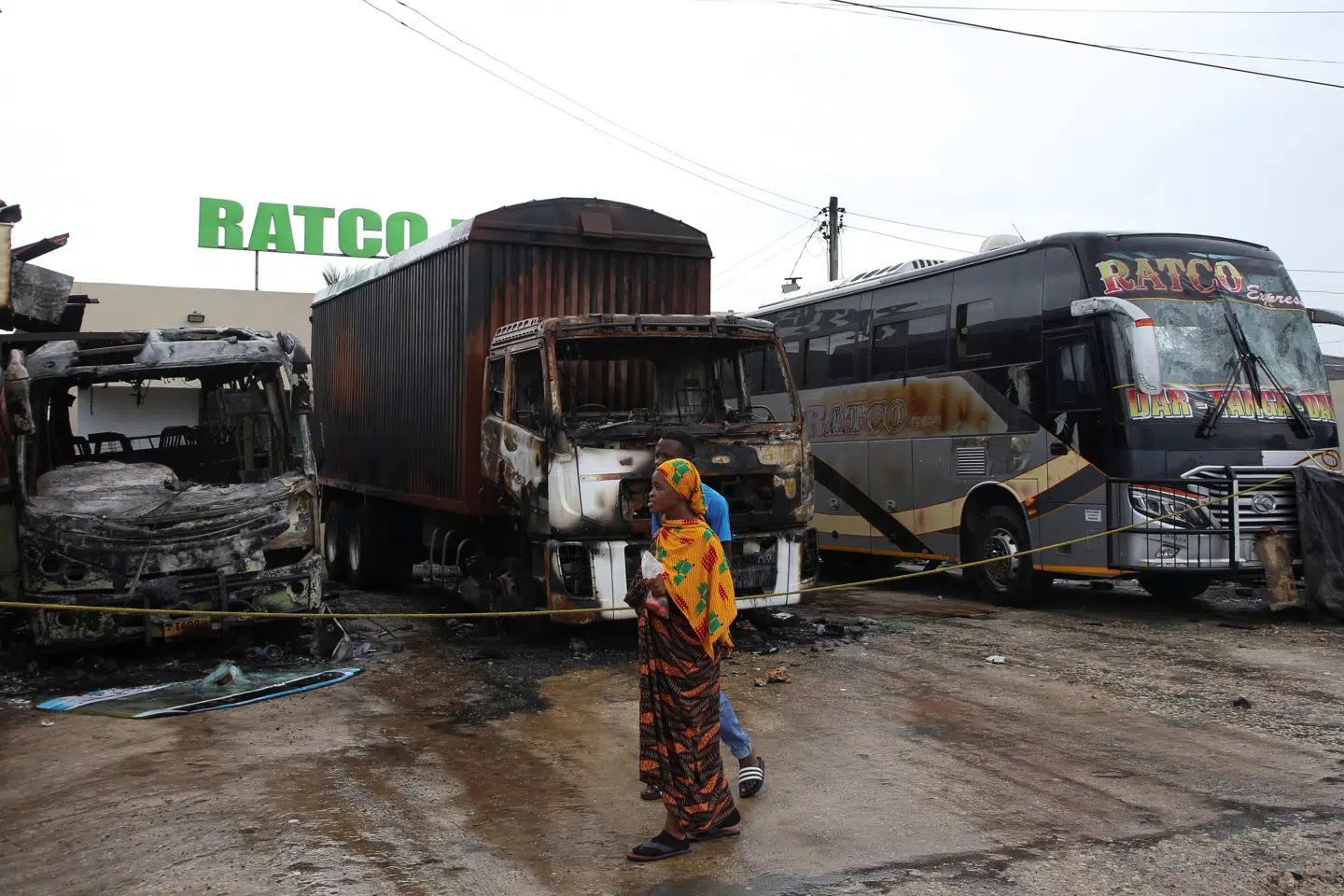 Udbrændte busser og lastbiler står tilbage på en parkeringsplads i Tanzanias største by, Dar-es-Salaam, efter urolighederne i forbindelse med præsident- og parlamentsvalg i landet.