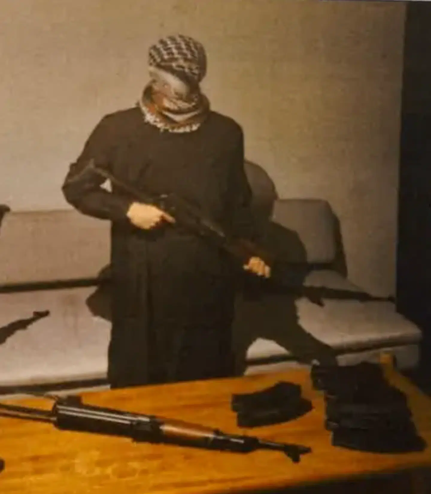 Den tiltalte poserede glad på videoer og billeder, da en politiagent fremviste våben, som han håbede at bruge ved et terrorangreb.