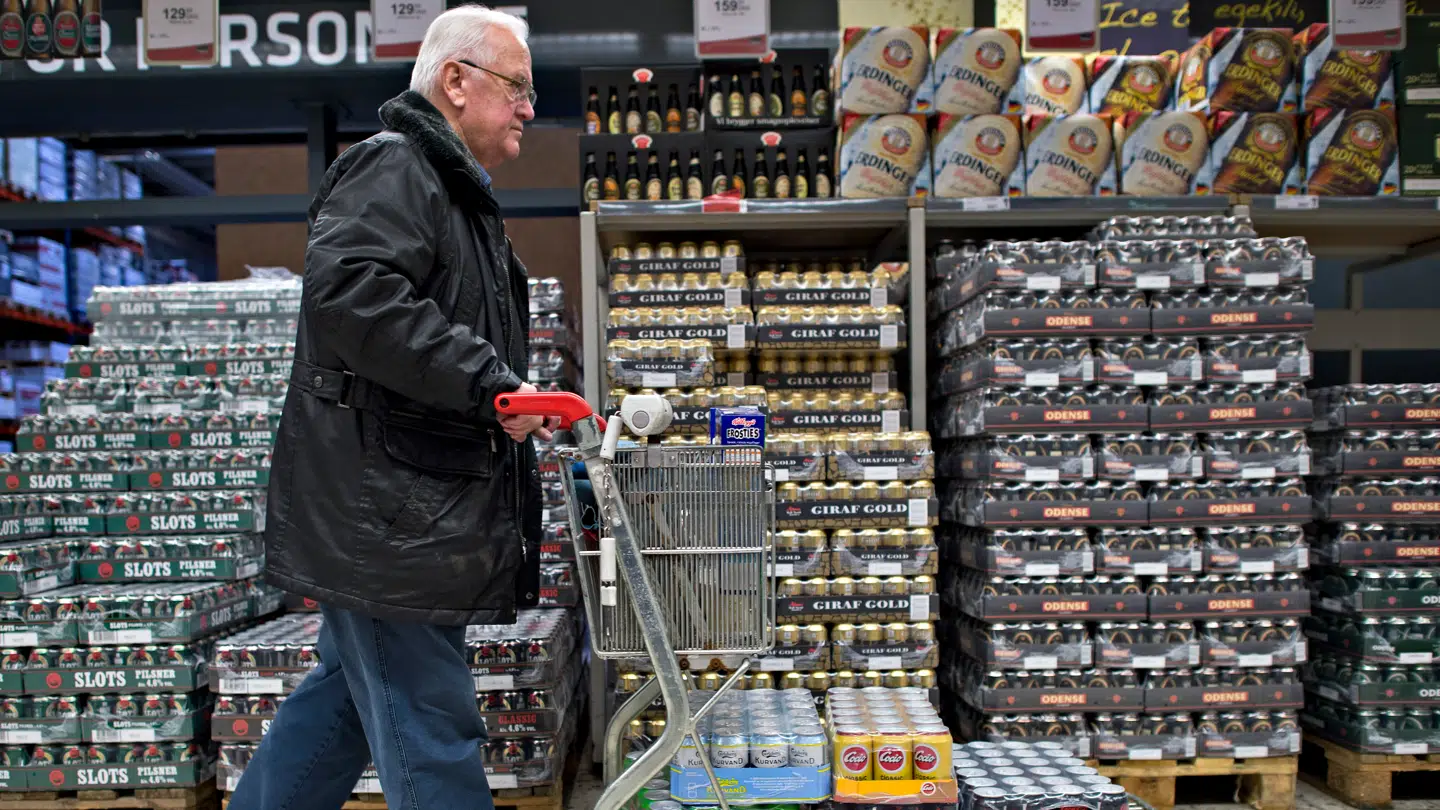 Når du i fremtiden skal købe ind til familiefesten syd for grænsen, skal du betale op til 1 krone og 50 øre i pant på hver eneste tysk dåse. Men du får kun 1 krone tilbage, når du afleverer dåsen. Sådan lyder den aftale, som miljøminister Kirsten Brosbøl (S) har lavet med den tyske delstatsregering, erfarer TV SYD.-Arkiv- s. (Foto: CLAUS FISKER/Scanpix 2013)